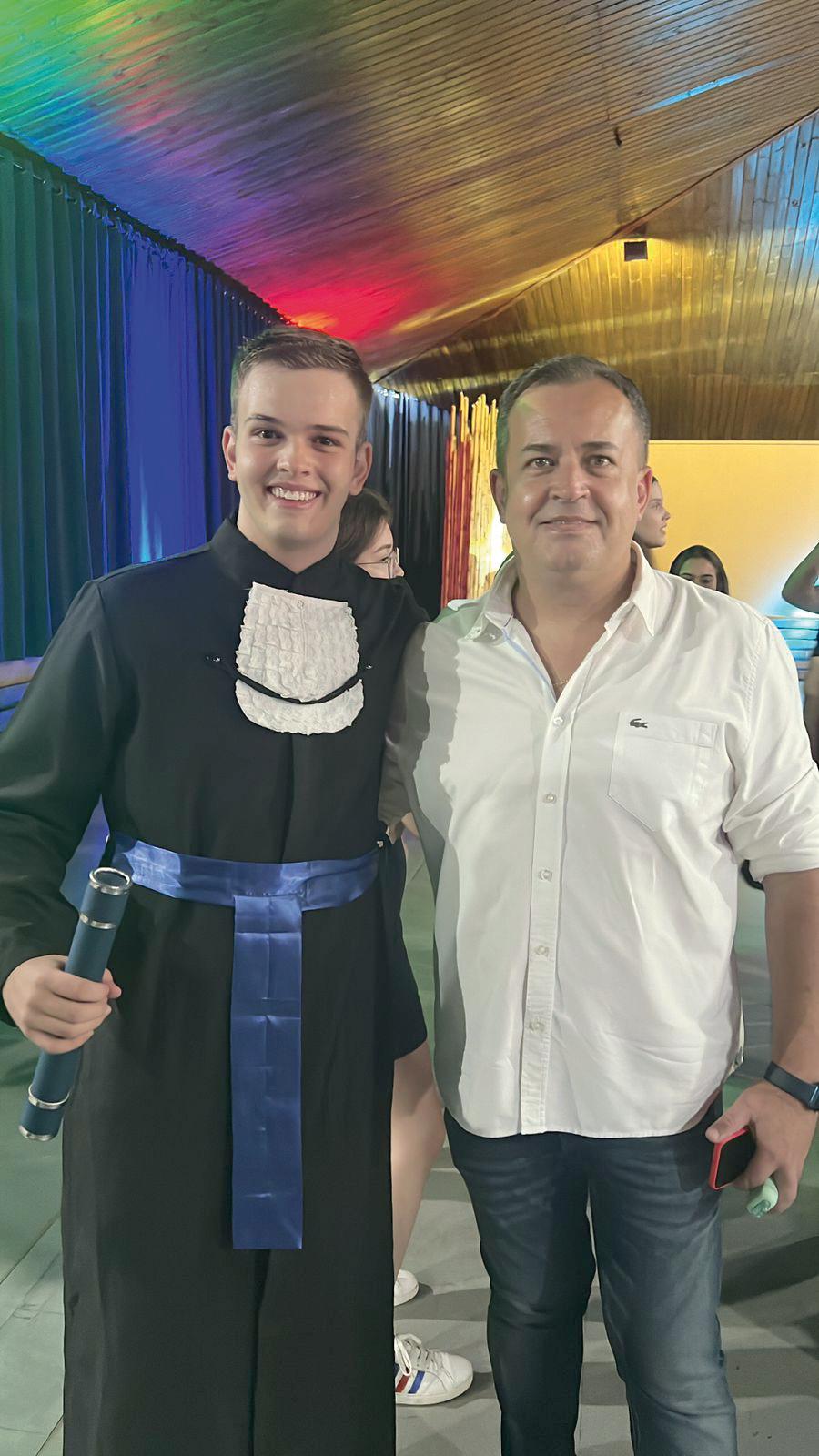 Enzo, terminou o ensino médio e celebrou mais uma etapa vencida ao lado do pai coruja, Leo Naves (Foto/Arquivo Pessoal)