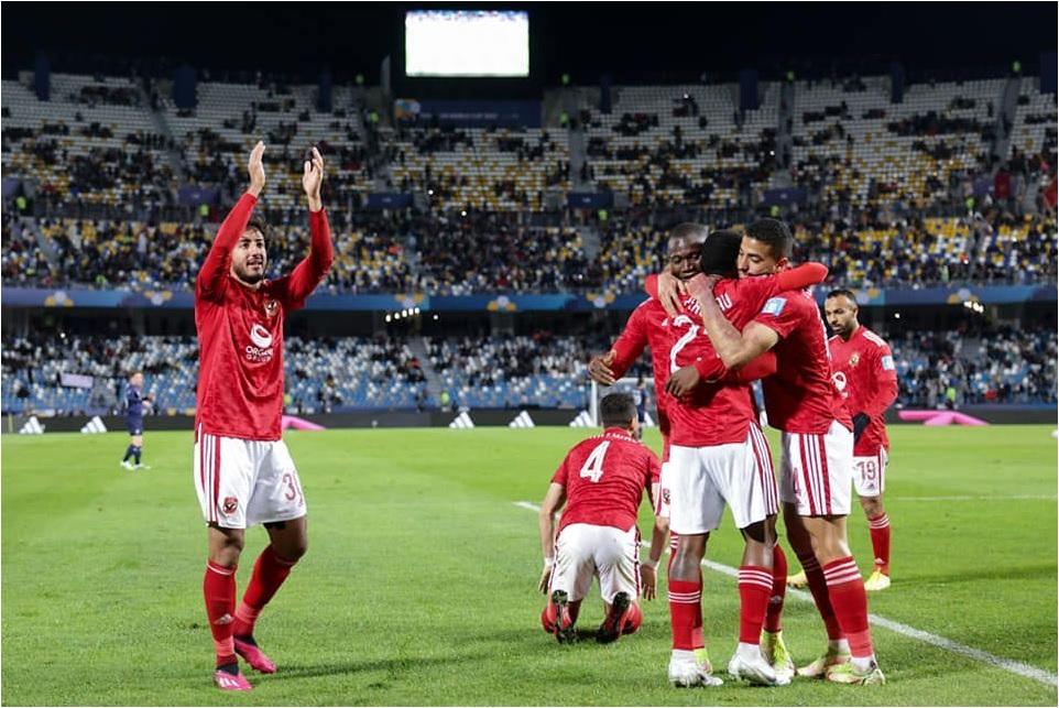 Jogadores do bom time do Al-Ahly comemoram muito a vitória diante do Al-Ittihad, por 3 a 1 (Foto: Reprodução Twitter Al-Ahly)