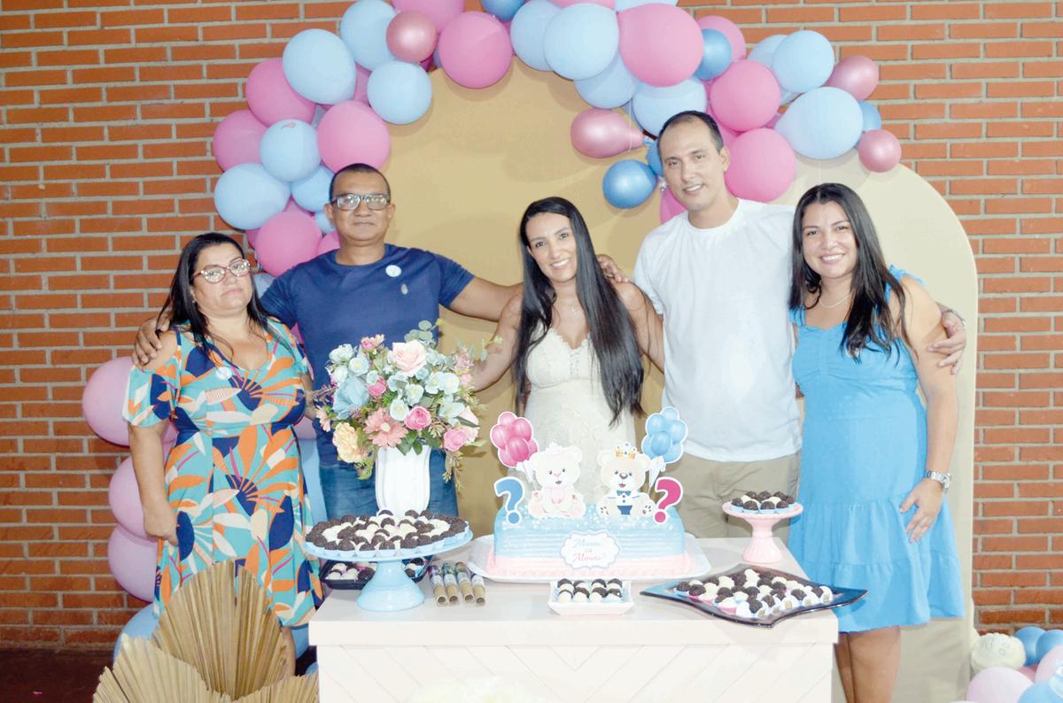 Laís e Luiz Gustavo com os avós maternos de Davi Luiz, Damiana e José Vicente Rodrigues, e a tia, Lauana (Foto/Geovani Filgueira)