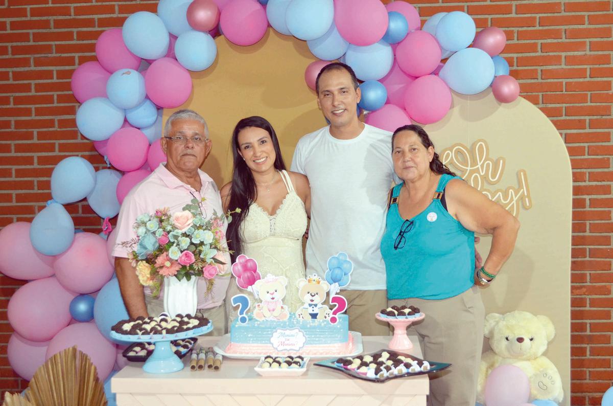 Os avós paternos de Davi, Adenir Pereira e Elenice Rezende Pereira com Laís e Luiz Gustavo (Foto/Geovani Filgueira)