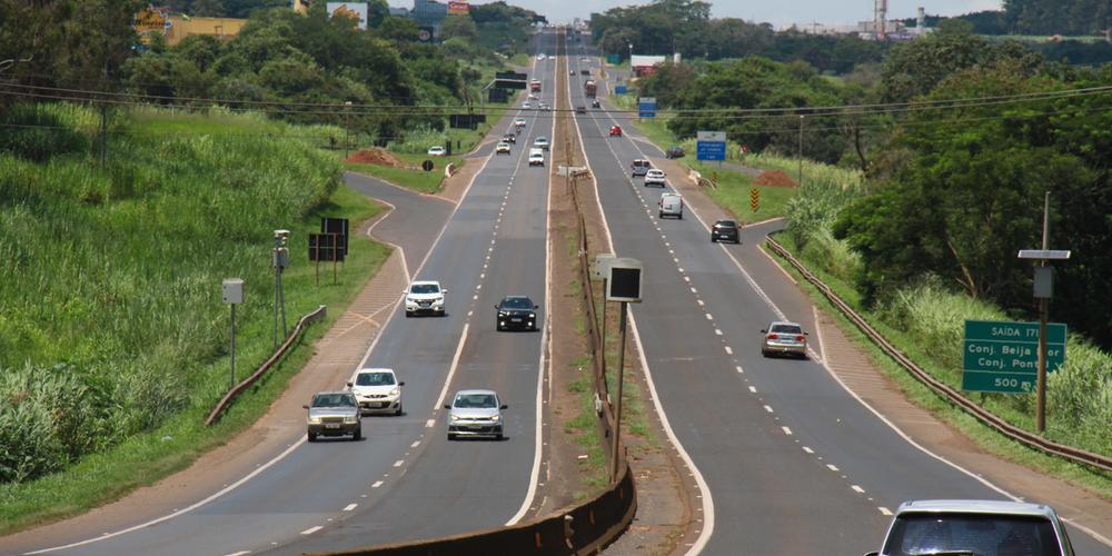 Carreta com carga de cerâmica tomba e interdita parcialmente a BR-050 em Araguari