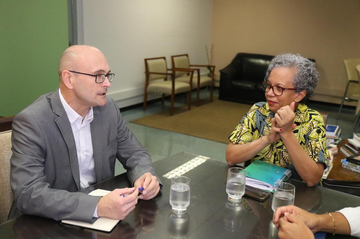 O cônsul Vicent Nedelec visitou a Universidade Federal do Triângulo Mineiro na semana que passou e se reuniu com a reitora Marinalva Barbosa (Foto/Divulgação)