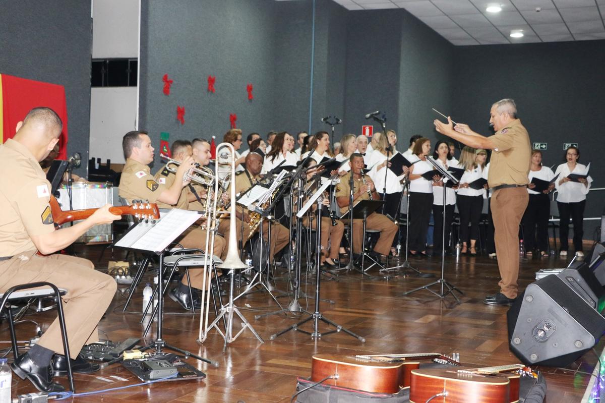 A apresentação da Banda de Música da 5ª Região da Polícia Militar contou com a participação do Coral Thiago Neves (Foto/Divulgação)