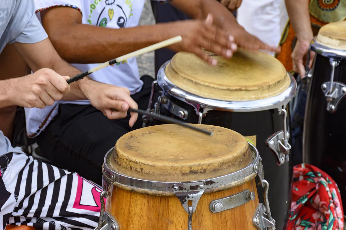 Um dos cursos oferecidos gratuitamente está o de percussão  