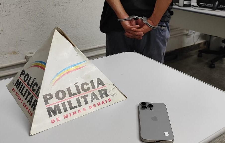 O suspeito e o telefone recuperado foram levados à Delegacia da Polícia Civil (Foto/Divulgação)
