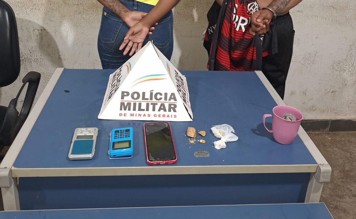 O casal, as drogas e telefone celular foram levados para a Delegacia de Polícia (Foto/Divulgação)
