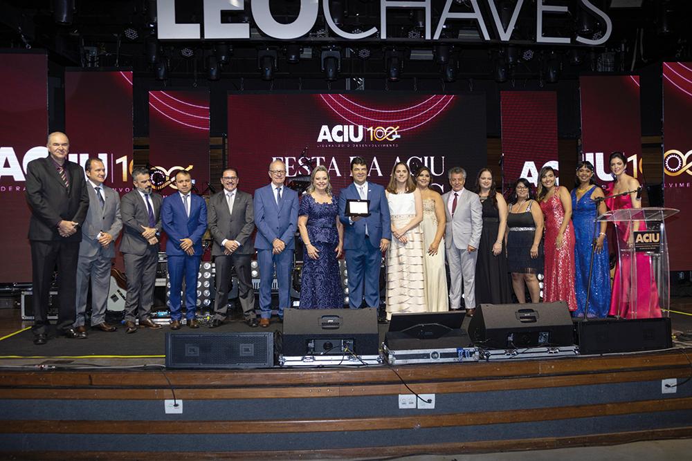 Ponto Alto da noite foram as homenagens feitas durante os100 anos da ACIU, que foram comandadas pelo presidente em exercício Anderson Cadima e pela Presidente Eleita, Lídia Prata, na foto, os dois, ladedos pelos diretores, Eduardo Azank, João Paulo Ferreira, Rodrigo Zerbini, Adalberto dos Santos, Carlos Henrique da Costa, Meneval Prata e pelos colaboradores da casa, sob o olhar atento da competente Marcela Pires (Foto/Arthur Matos)