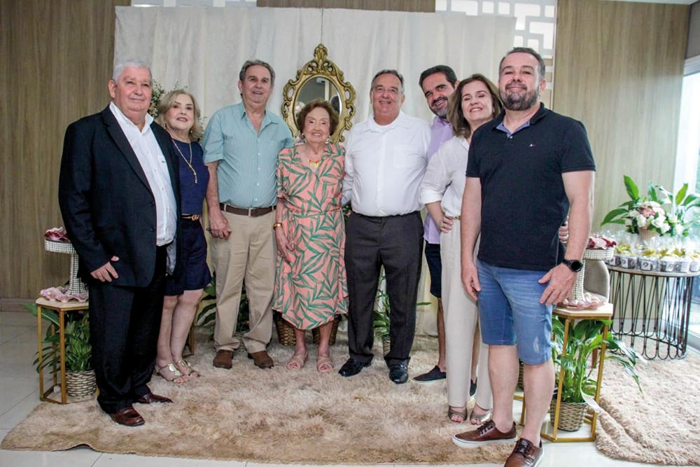 A aniversairante com os filhos, Rubens Júnior, Maria Cecília, Roberto, Renato, Ronaldo, Maria Cristina e Rodrigo Martins Lopes (Foto/Cris Abreu)