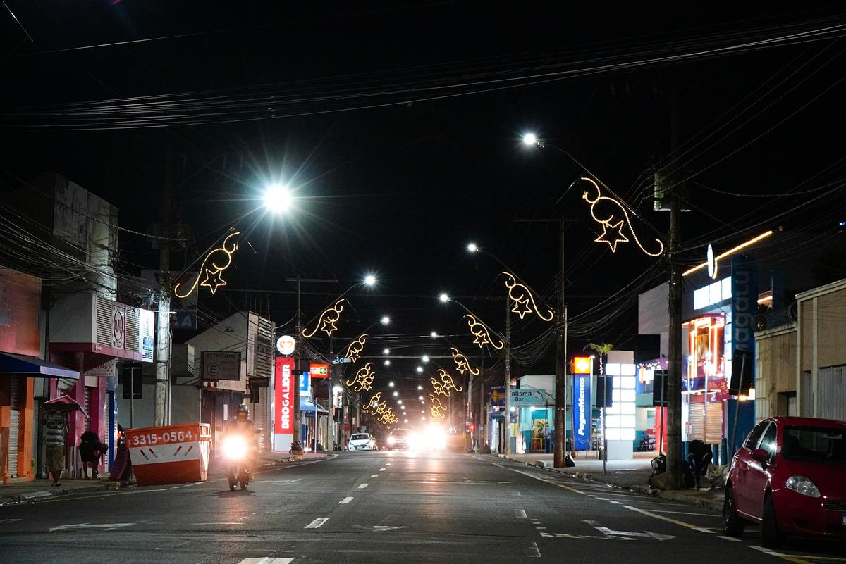 Decoração de Natal instalada este ano é um dos atrativos para que o comércio de rua possa vender mais (Foto/Divulgação)