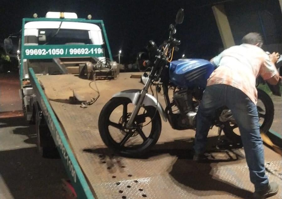 A motocicleta, que teria sido roubada em Uberlândia em setembro, foi levada para pátio credenciado do Detran (Foto/Divulgação)