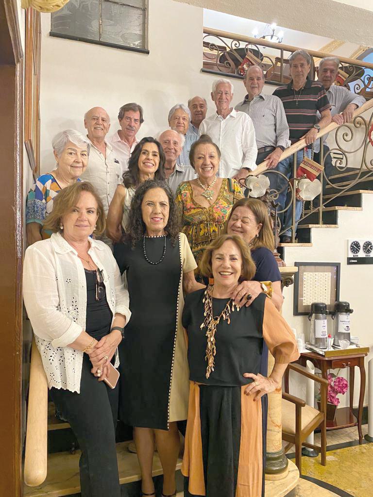 Os 50 anos de formatura da turma da Faculdade de Ciência Econômicas foi festejado no restaurante do Tamareiras na semana passada, reunindo colegas queridos, como Lucia Rocha, Jorge Nabut, Olésia Borges, Pedro Carneiro, Ivaldo Coli, Maria Célia Borges Cunha, Mila Santos, Maria da Graça de Paula, Wellington Fontes, Jussara Pires, Carlos Eduardo Colombo, Luiz Antonio Junqueira, Carlos Alberto Resende, Tarquilini Teixeira, entre outros (Foto/Divulgação)