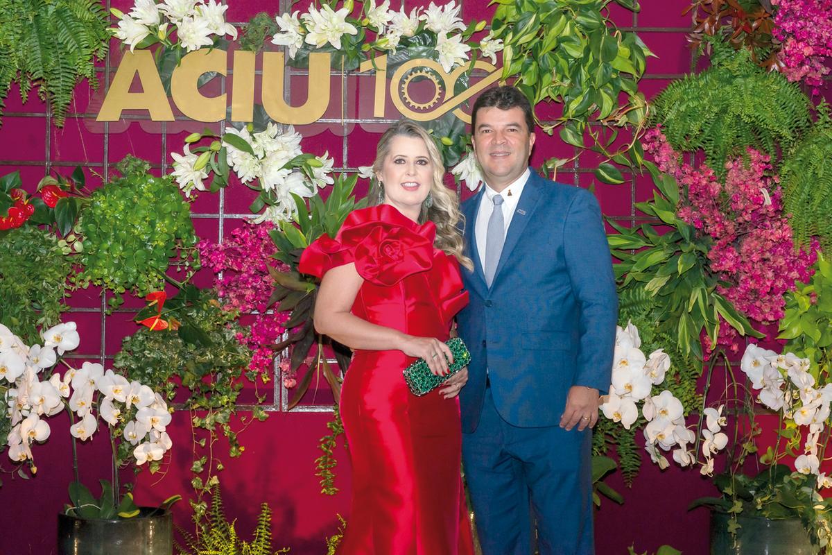 Anfitriões do fim de semana, presidente da ACIU Anderson Cadima e esposa Gláucia – usando longo vermelho de um ombro só – na mega festa de 100 anos da entidade (Foto/Arthur Matos/Francis Prado)