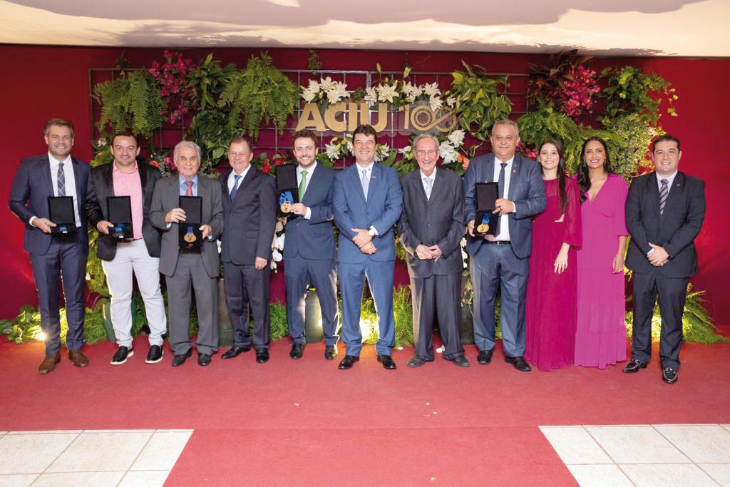 Elenco de homenageados na noite de gala, recebendo o troféu Gilberto Rezende, baluarte da casa e seu ex-presidente (Foto/Arthur Matos/Francis Prado)