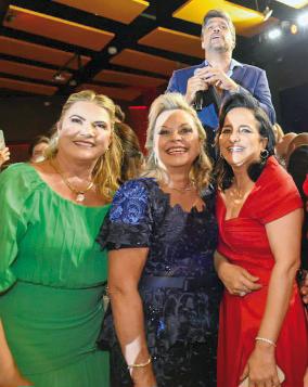 Ana Maria Carvalho, Lídia e Rose Paolinelli cantando com Léo Chaves (Foto/Arthur Matos/Francis Prado)