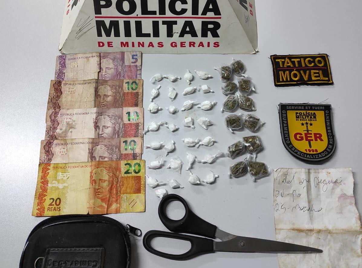 Drogas, dinheiro, pochete e tesoura foram apreendidos e um dos envolvidos confessou que vende maconha e cocaína (Foto/Divulgação)