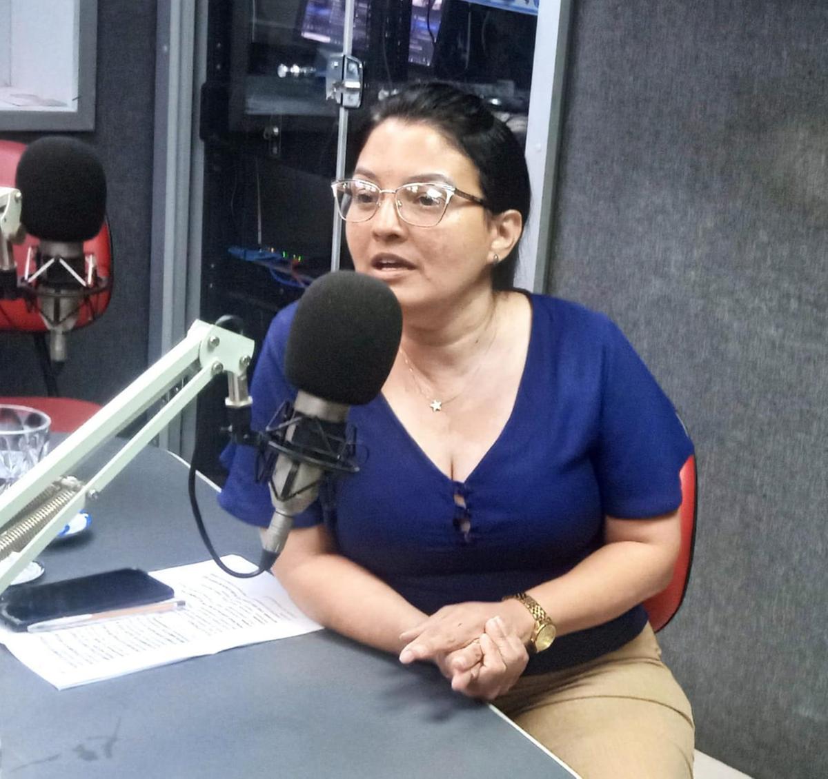 Secretária municipal de Saúde, Valdilene Rocha, durante entrevista à Rádio JM nessa quinta-feira (Foto/Michele Rosa)