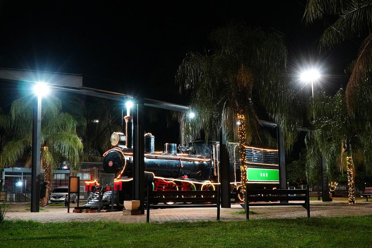 Fundação Cultural já prepara a estrutura da praça, que também recebeu decoração especial do Natal Geoparque (Foto/Divulgação)