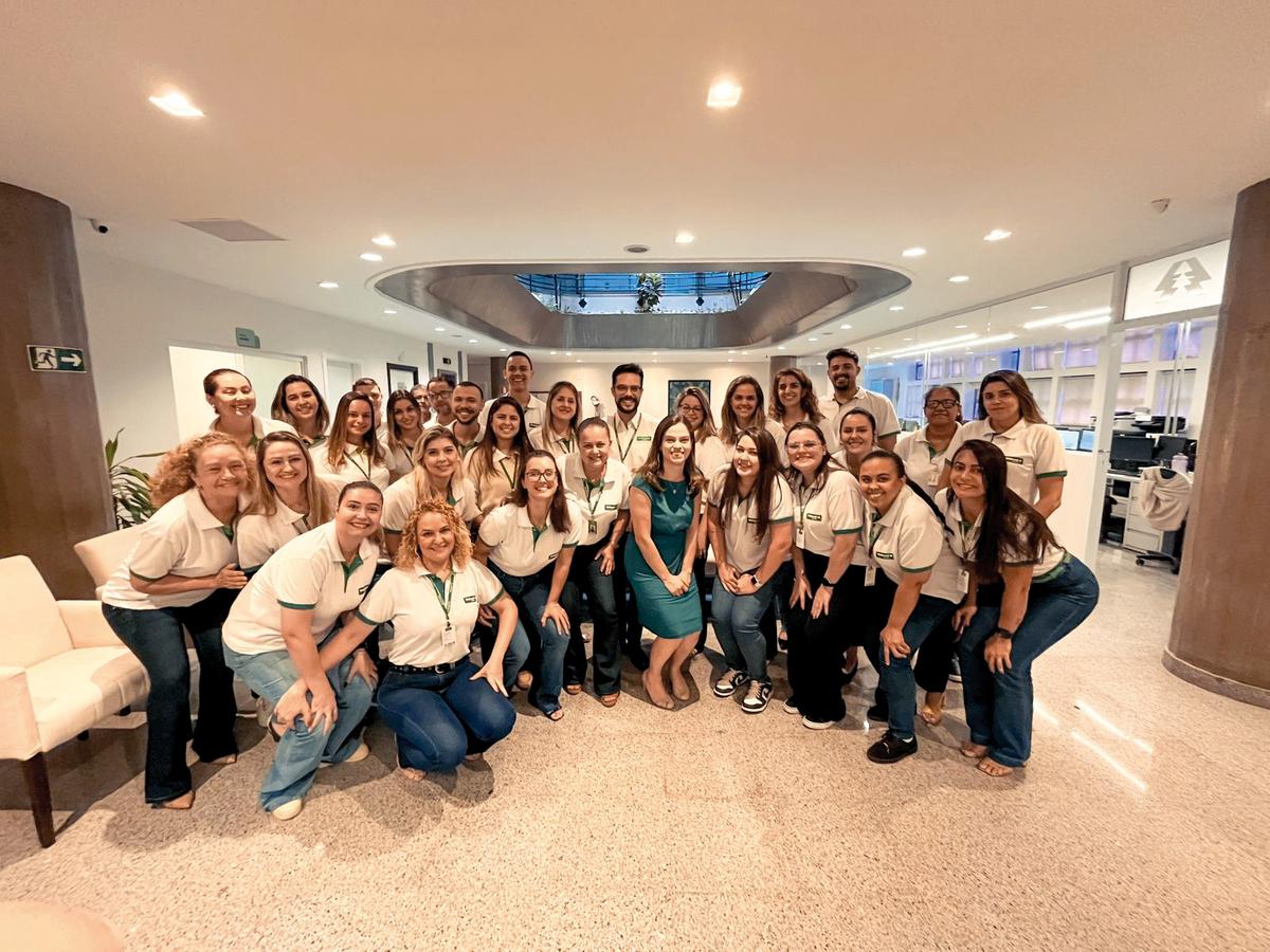 Aniversariante da semana, Dra. Giovanna Prata Ciabotti Camargos, diretora de Mercado da Unimed Uberaba, recebeu o carinho dos colaboradores do setor (Foto/Divulgação)