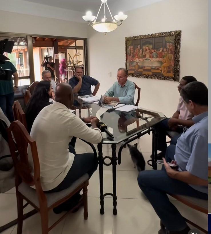 Ex-prefeito Paulo Piau convocou entrevista coletiva para fazer o contraponto à prefeita Elisa que disse ter assumido a administração com dívida (Foto: Jornal da Manhã)