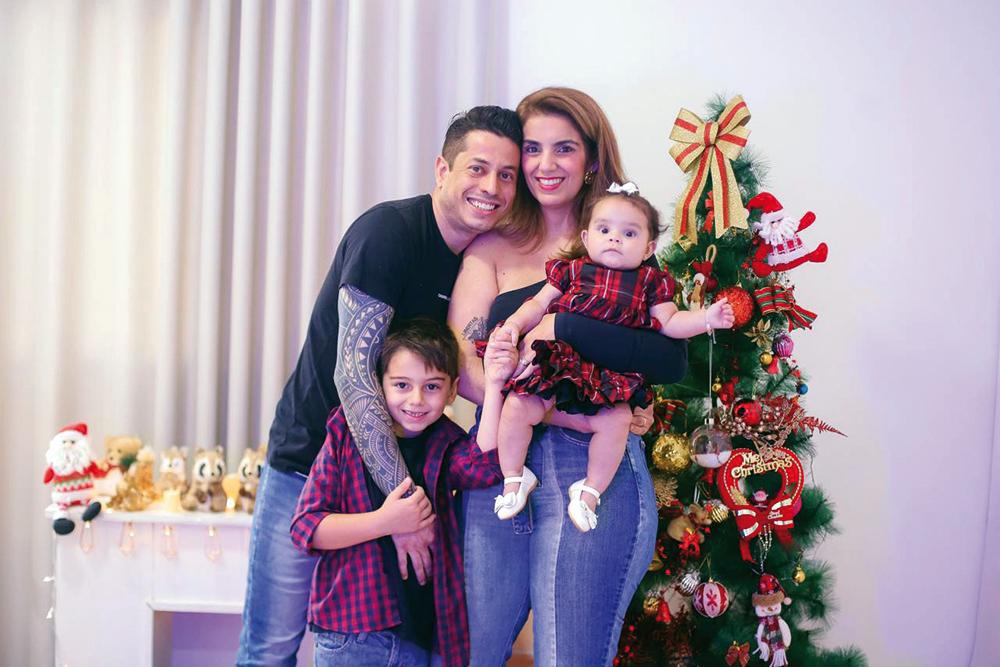 O Natal Fase Boa! William Estevam e Maria Rachel Paiva com os filhos, Antônio e Cecília, em clique natalino (Foto/Stella Barbosa)