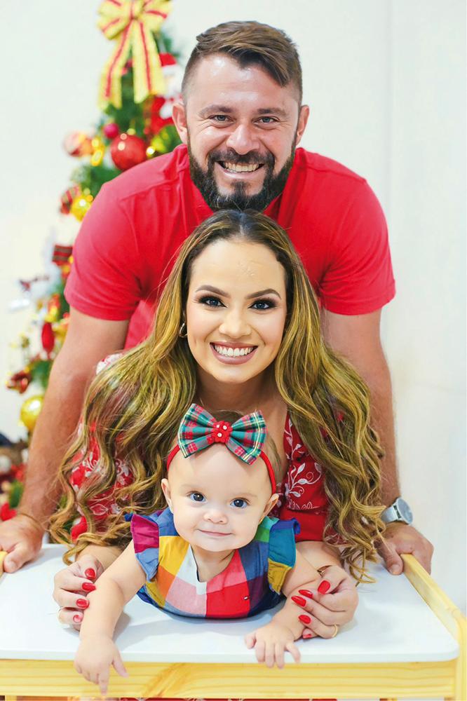Leandra Barbosa Batista e Guilherme da Silva Costa em clique especial com a filha, Cecília (Foto/Stella Barbosa)