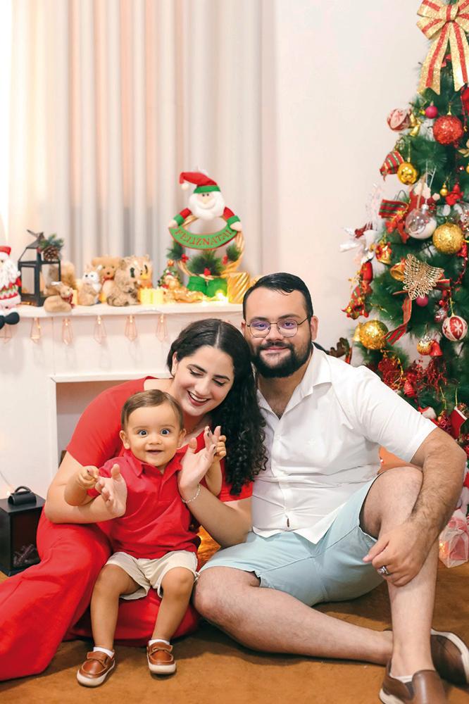 Letícia Nery Alves e Alvaro Alves Milan com o fofo Augusto, prontíssimos para o Natal (Foto/Stella Barbosa)