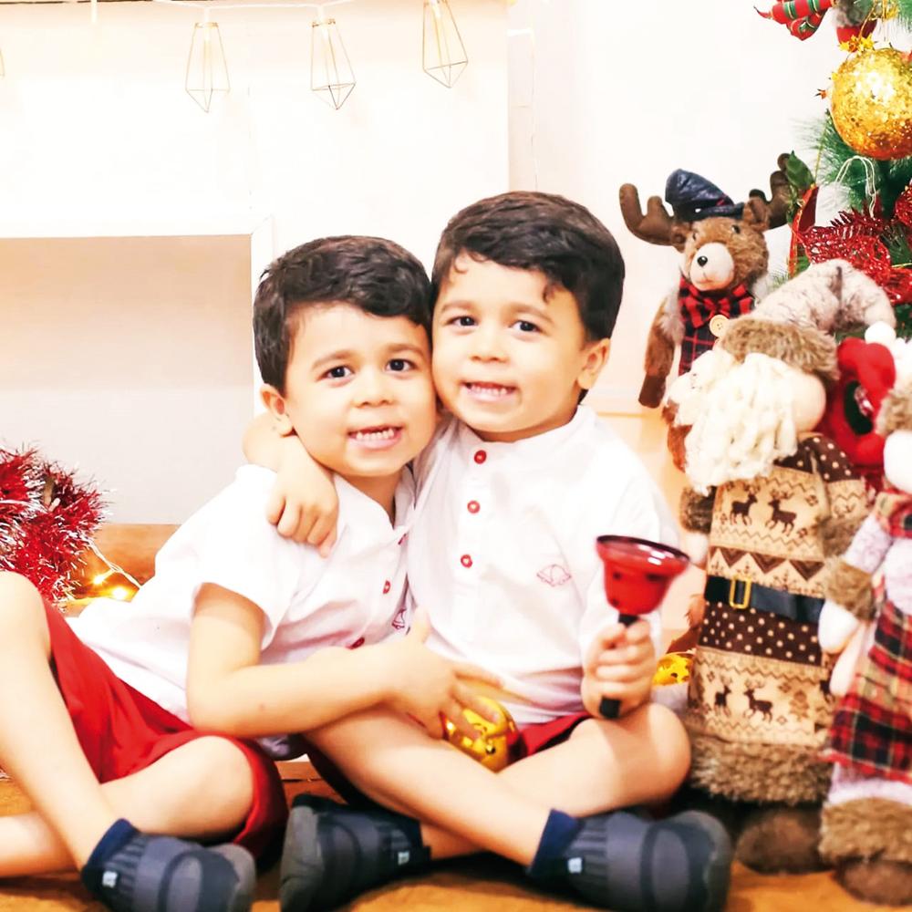 Lindeza em dose dupla! Vitor e Otávio Dantas Resende, já com o sino natalino pronto (Foto/Stella Barbosa)