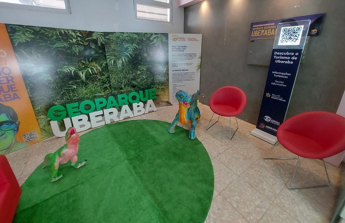 O local fixo conta com totens informativos, folders, sofás para descanso e réplicas de dinossauros (Foto/Divulgação)
