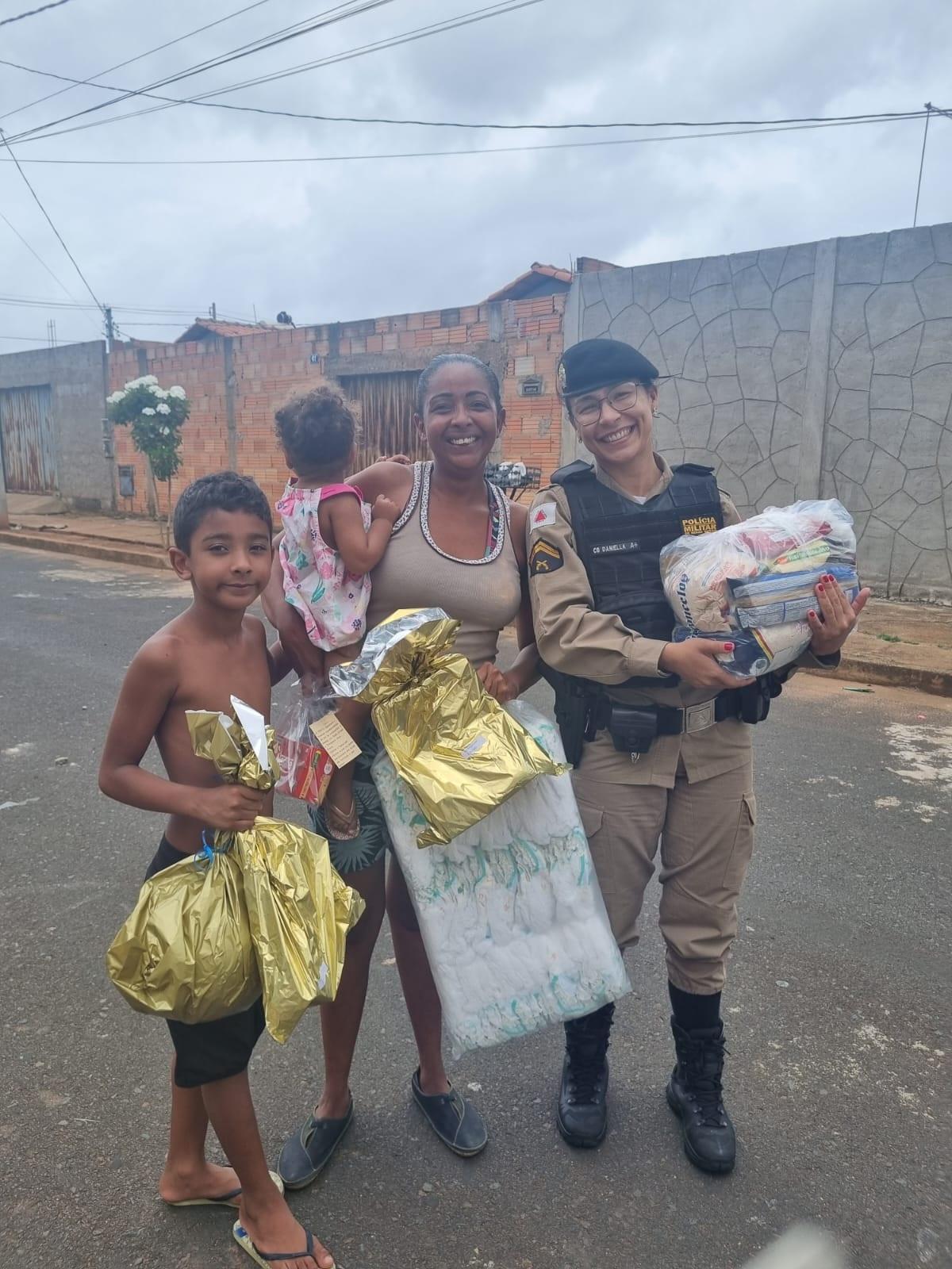 Além das cestas, crianças também receberam presentes, numa ação coordenada pela Patrulha de Prevenção à Violência Doméstica e Poder Judiciário (Foto/ Divulgação)