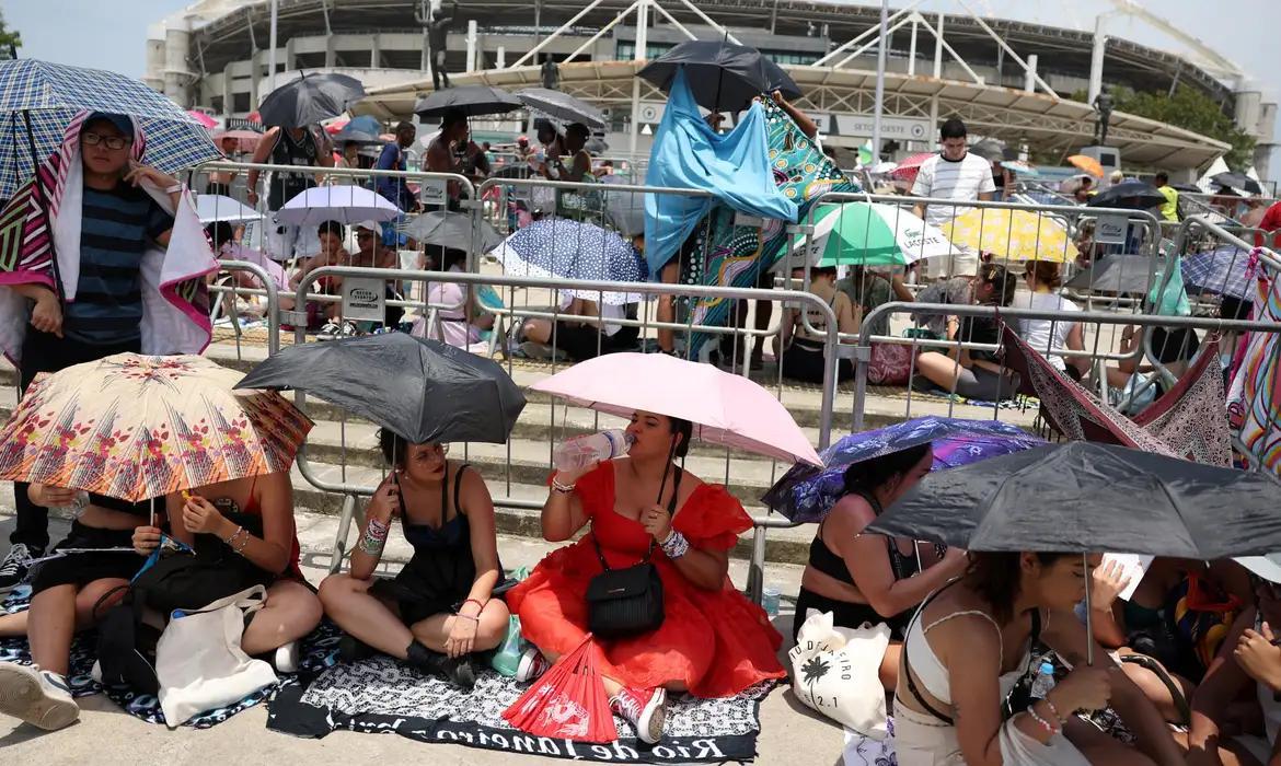 Fila extensa em calor de 40°C causou desmaio em mais de mil fãs e a morte da jovem Ana Clara Benevides (Foto/Reuters/Pilar Olivares)