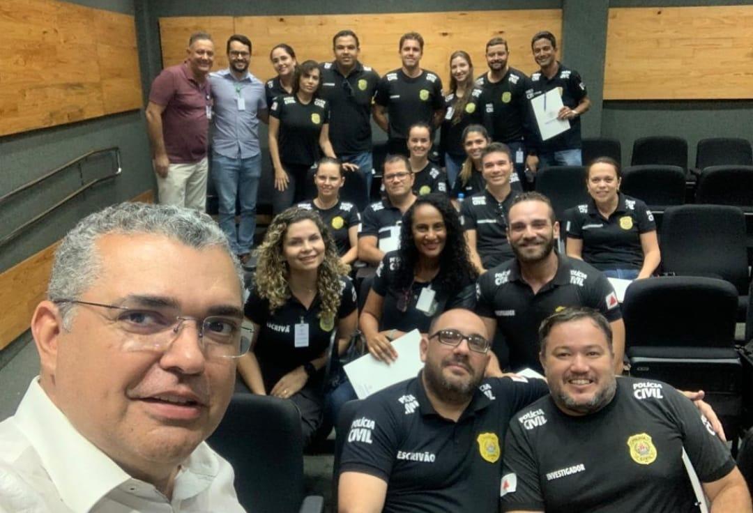 Diretor do “Mário Palmério”, médico Raelson Batista, e turma da PC em treinamento, em uma selfie para arquivo. (Foto/Arquivo Pessoal)