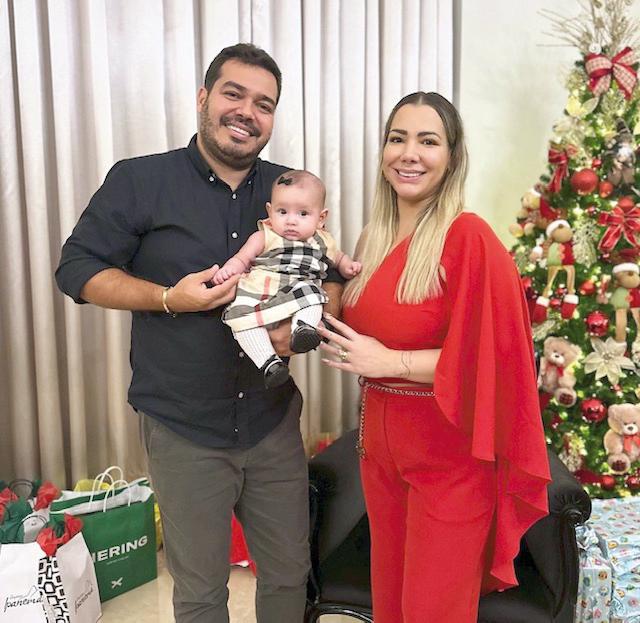 Rafael Nogueira e Nayara de Paula celebraram o primeiro natal ao lado da filha, a fofa Maitê (Foto/Reprodução)