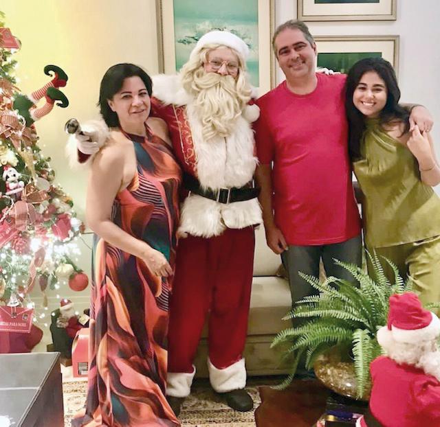 Natal da Família Frossard é sinônimo de alegria. Na foto Marcelo, Adriana e Marcella com o Papai Noel (Foto/Reprodução)