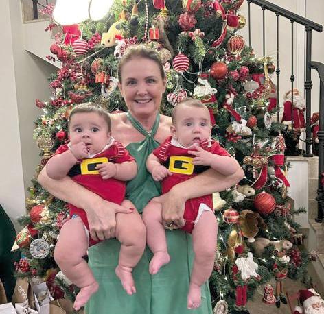 A amiga Maria Paula Mendes passou seu primeiro Natal com os netinos, Theo e Dante (Foto/Reprodução)