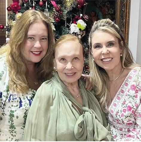 Letícia Acedo recebe abraço carinhos de Natal das filhas Juliana e Ana Letícia (Foto/Reprodução)