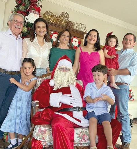 Fernando e Meg Andrate celebrando o Natal em família com os filhos, felipe e Tiago, as noras Viviane e Bruna, os netinhos lindos e é claro o convidado especila que é o Papai Noel (Foto/Reprodução)