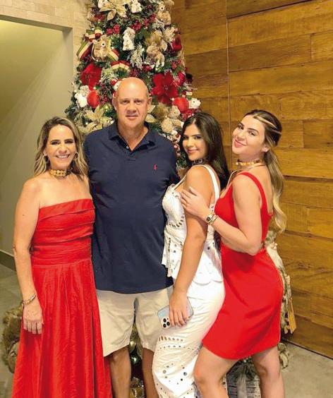 Artur Barillari e Renata passaram o Natal com as lindas filhas Giovanna e Mariana e logo partiram para curtir o Ano Novo na Bahia (Foto/Reprodução)