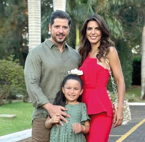 Renato Abrão com a esposa Adriana Treme e com a filha Cecília (Foto/Reprodução)