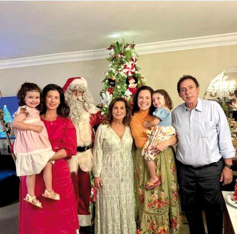 Màrcio Cunha com a esposa Marina, as filhas Morena, Verena, as netinhas e o Papai Noel (Foto/Reprodução)