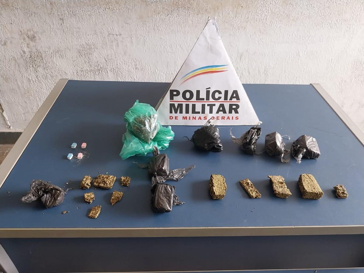 Em um armário, foram encontradas porções de drogas sintéticas (Ecstasy), maconha e dinheiro (Foto/Divulgação PM)