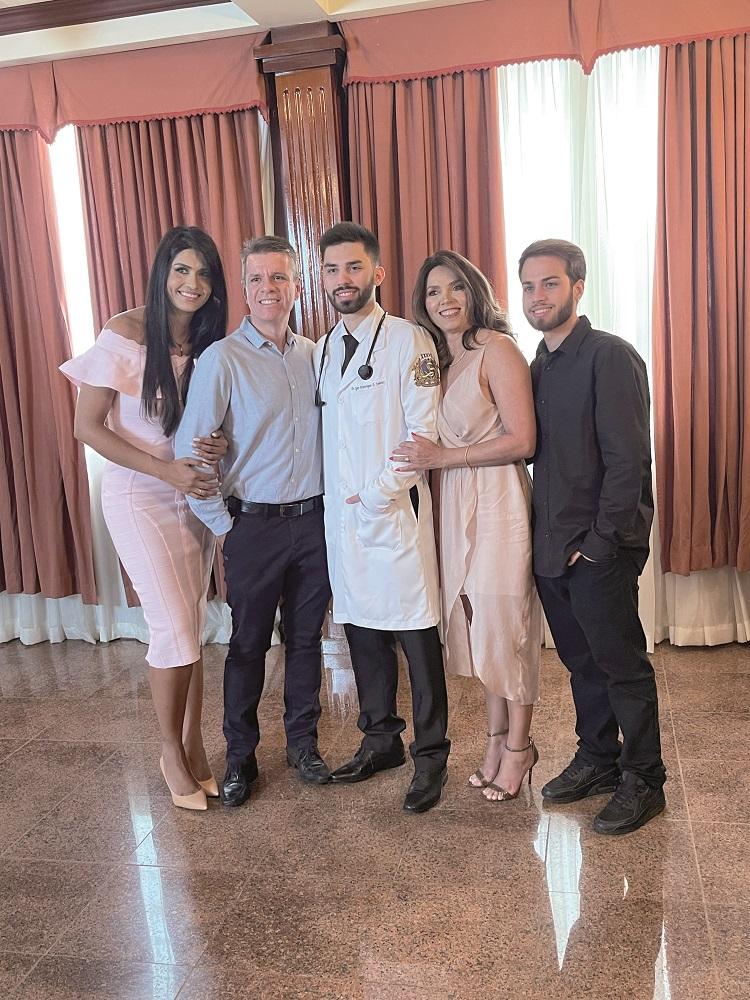 Formando pela Uniube em Medicina, Igor Henrique Silva Soares, Com os pais Anderson Luiz Carneiro Soares e Maria de Lourdes Silva Soares e seus irmãos Rafael e Ana Karolina Silva Soares (Foto/Arquivo Pessoal)