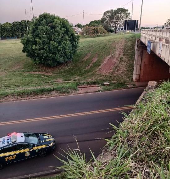 Agentes da Polícia Rodoviária Federal conseguiram convencer o homem a deixar o local onde estava, no viaduto próximo à Havan (Foto/ Divulgação)