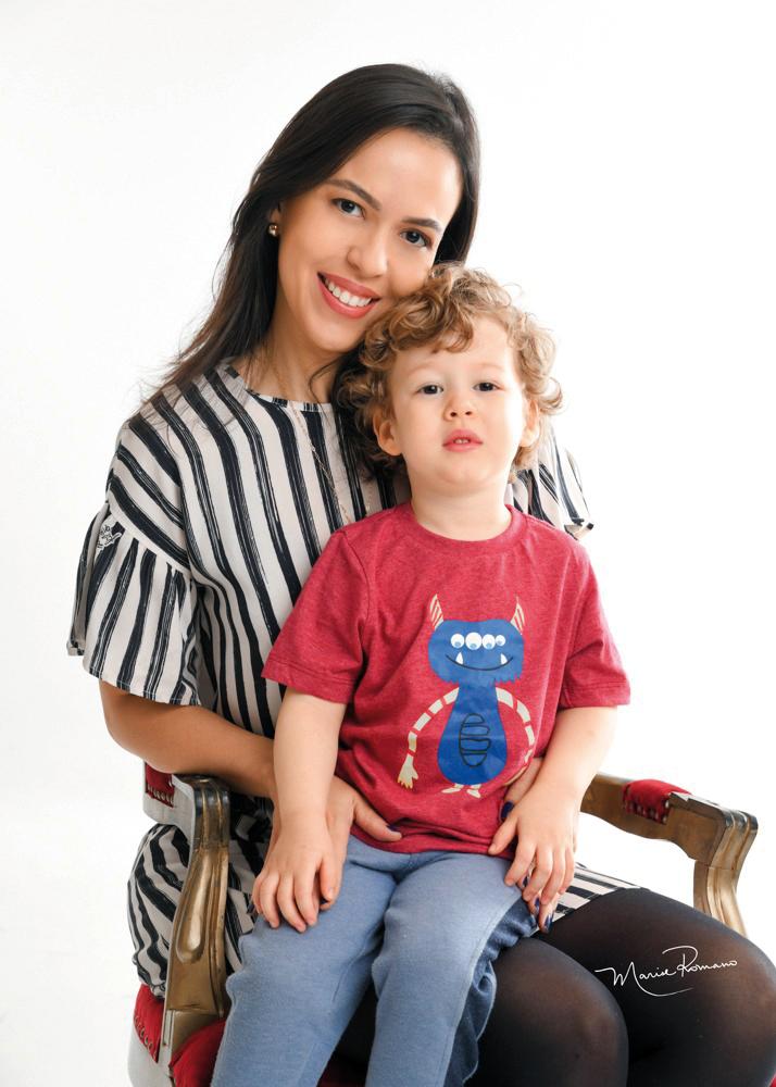 Destaque especial na coluna de hoje para a aniversariante do dia 3, Jacqueline Lopes Freire, com o filho Natan (Foto/Marise Romano)