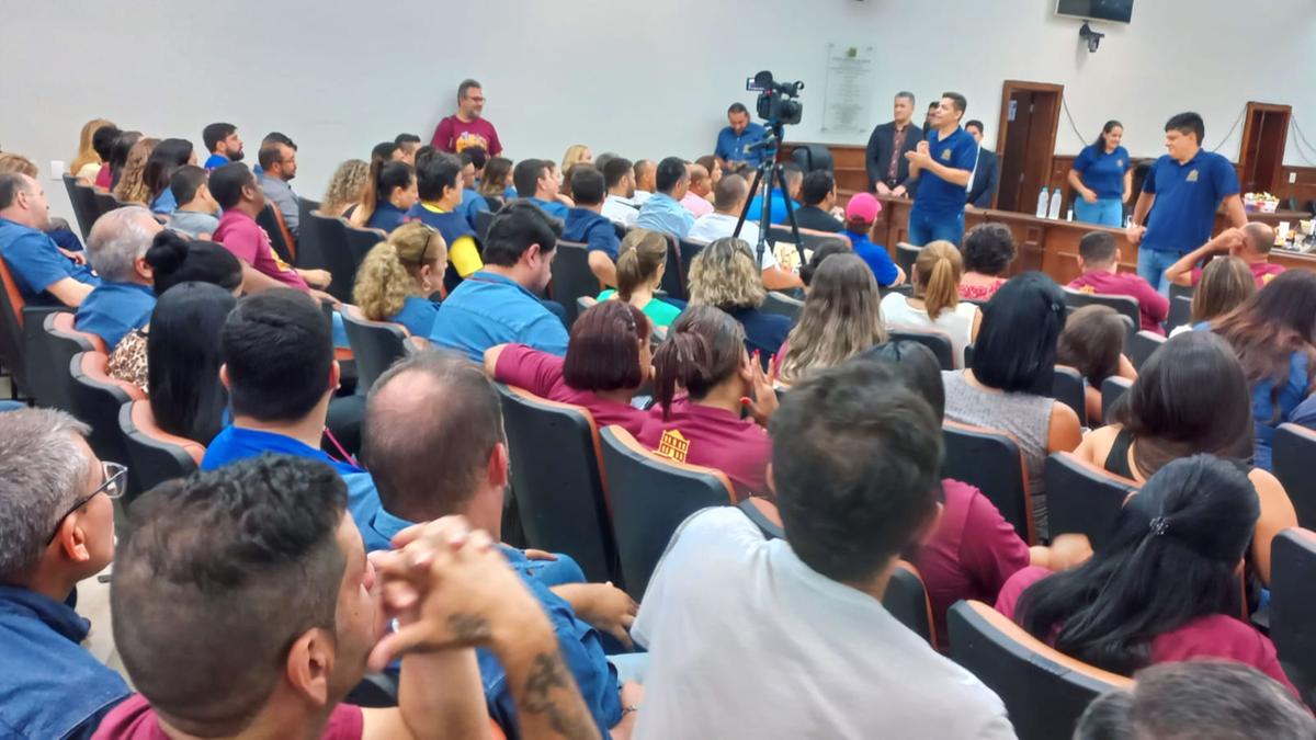 Presidente Fernando Mendes discursou durante a última reunião dos servidores e falou a produtividade do Legislativo (Foto / Divulgação)