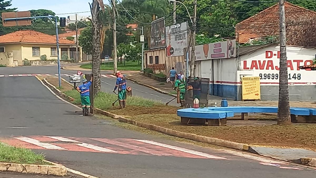 Recentemente equipe da Sesurb esteve roçando o canteiro central da avenida Odilon Fernandes (Foto/ Luiz Gustavo Rezende)