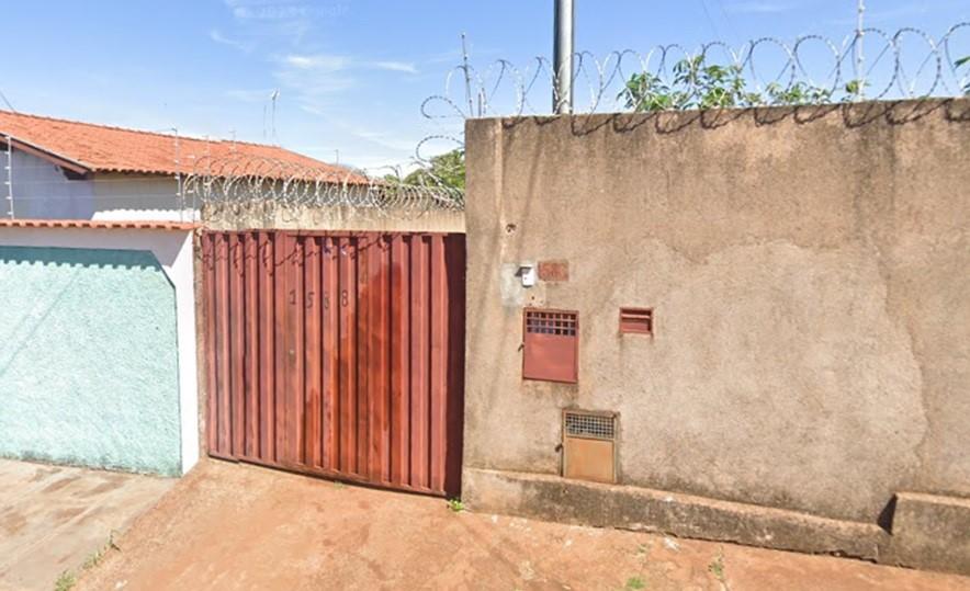 Casa alvo de incêndio de origem criminosa, na rua Topázio, no bairro de Lourdes (Foto/Reprodução)