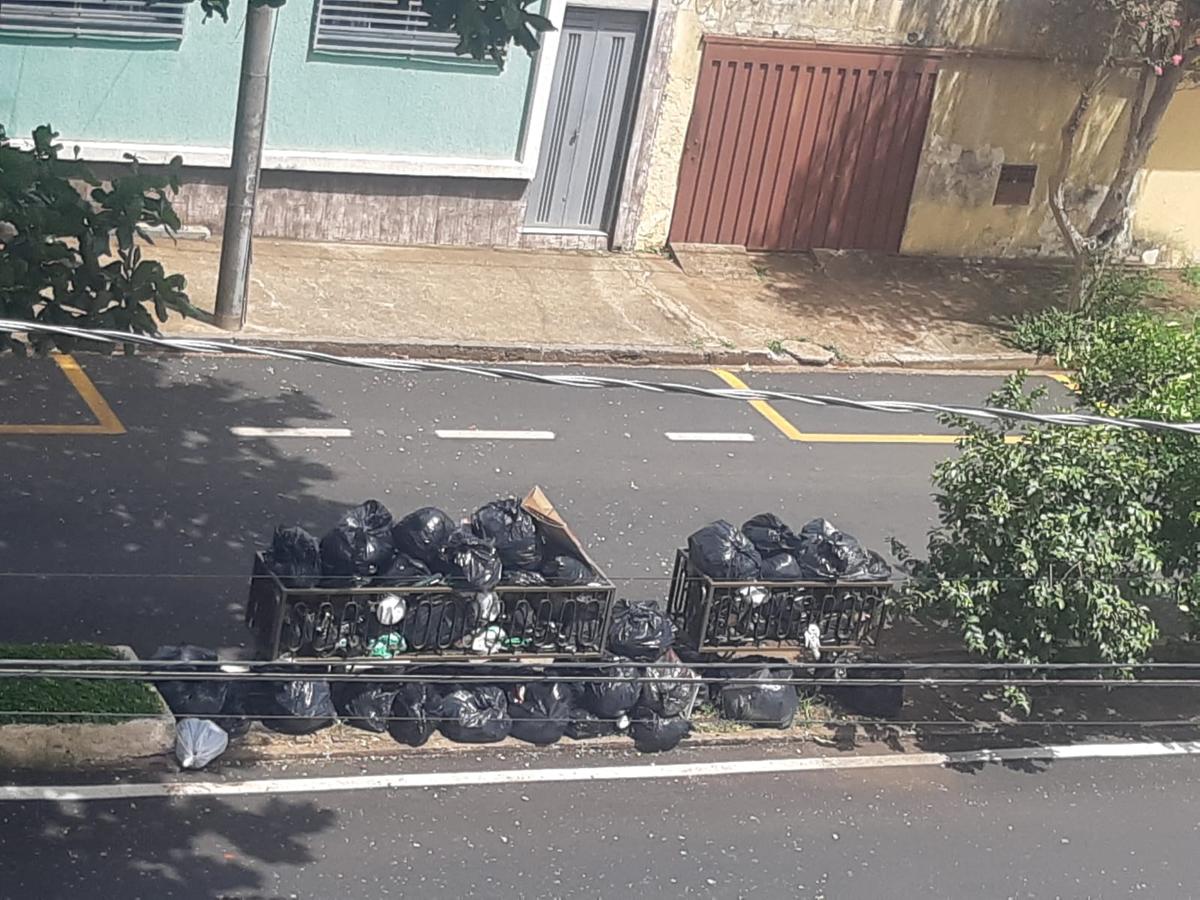 Lixo acumulado após festividades de réveillon na rua Padre Anchieta, no bairro Estados Unidos, em Uberaba (Foto/Leitor JM)