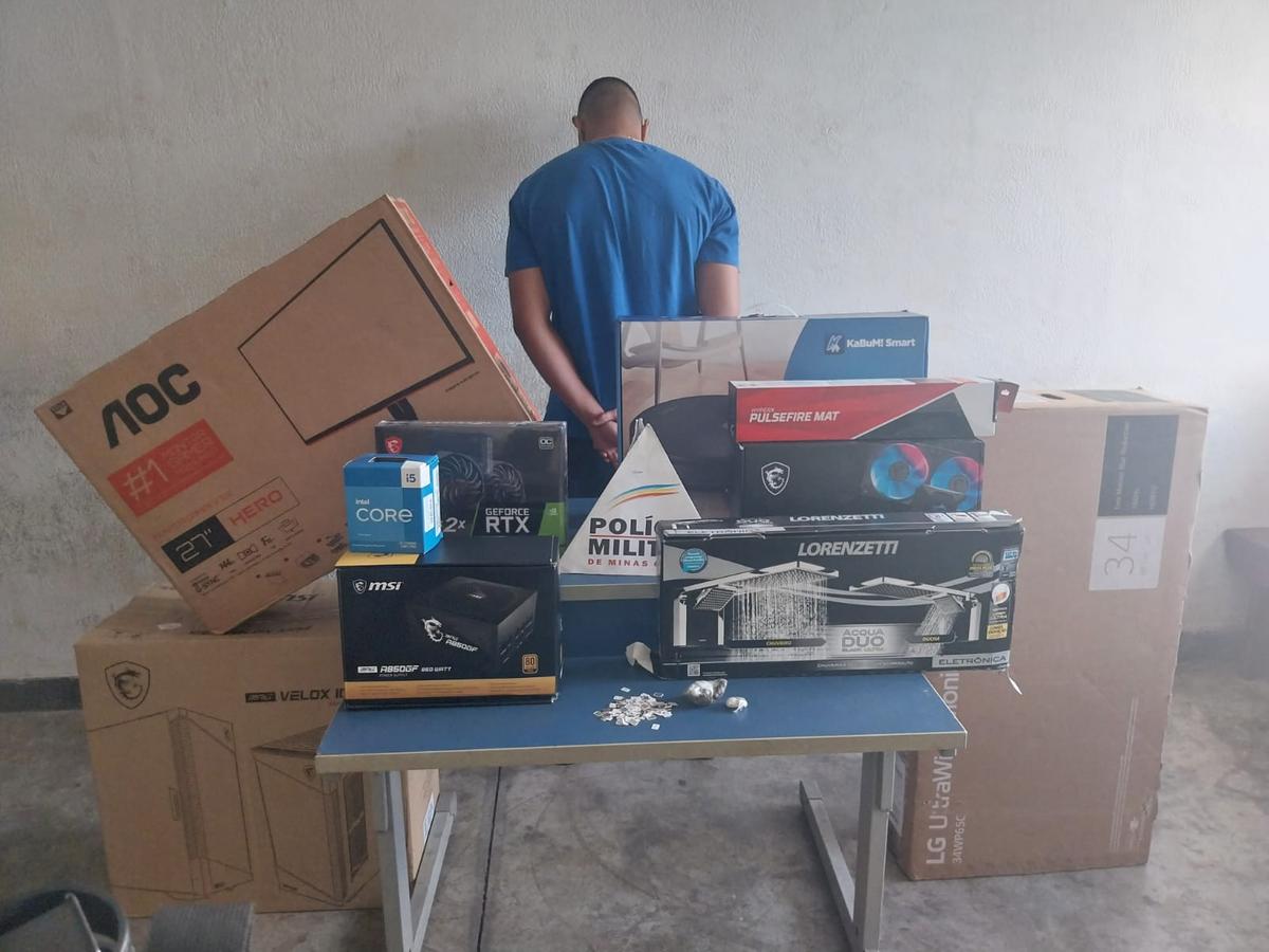 Na casa do suspeito foram encontrados diversos produtos sem procedência, mas ele negou qualquer participação no caso da entregadora  (Foto/Divulgação PM)