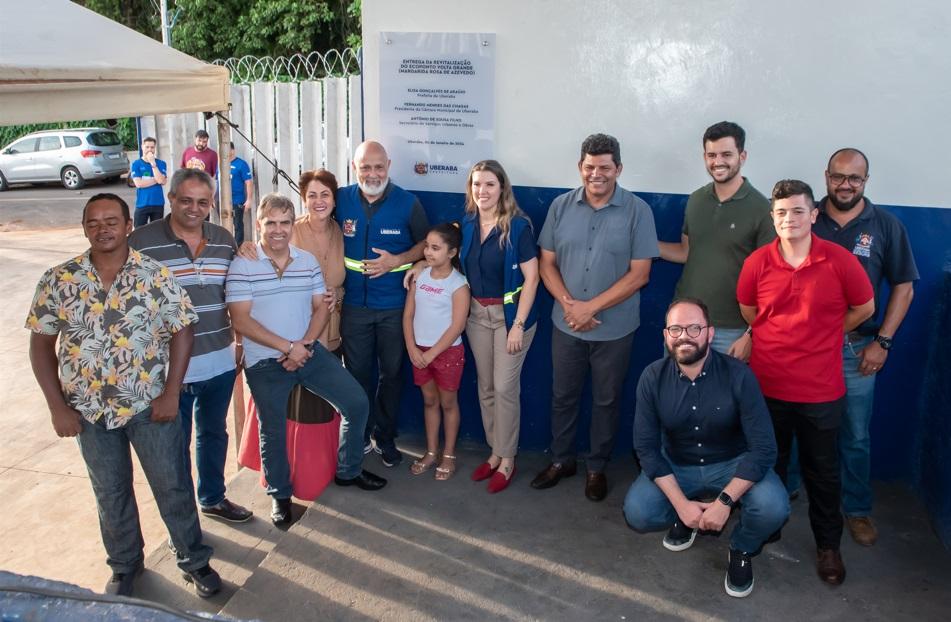 Ao lado de vereadores e lideranças do bairro Volta Grande, a prefeita Elisa inaugurou ontem a reforma do ecoponto (Foto/ André Santos/PMU)