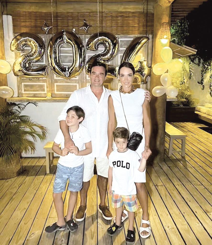 O belo casal, Hander Ferreira e Luisa Hial festejou a chegada de 2024 com os filhos, Bernardo e Caio em Trancoso (Foto/Reprodução)